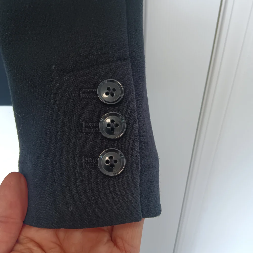 CLEARANCE SALE!!  Banana Republic Women's Elegant Black Blazer - Picture 7 of 12